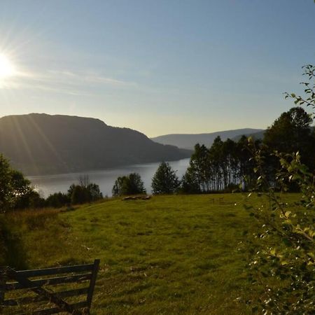 Stille Og Fredelig Ved Fjord Og Fjell Valsøybotn Eksteriør billede