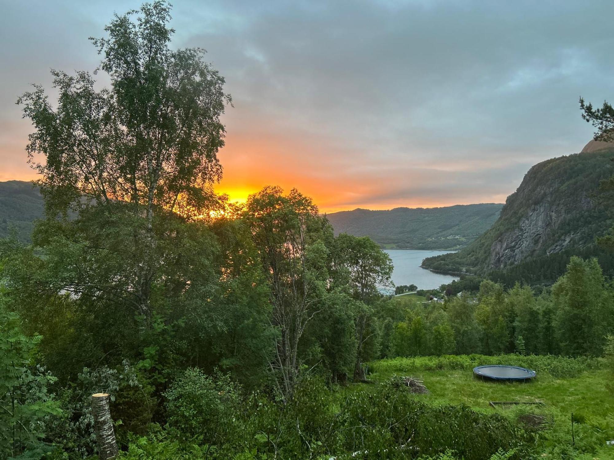 Stille Og Fredelig Ved Fjord Og Fjell Valsøybotn Eksteriør billede